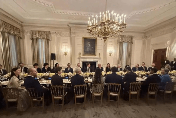 饭桌上“强收份子钱”,特朗普办了一场“鸿门宴” | 京酿馆